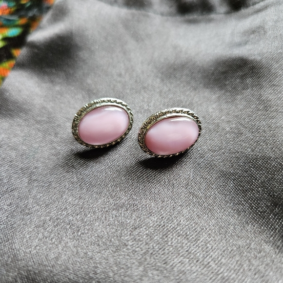 VINTAGE 1960'S LIGHT PINK & SILVER CLIP-ON EARRINGS - Picture 1 of 3